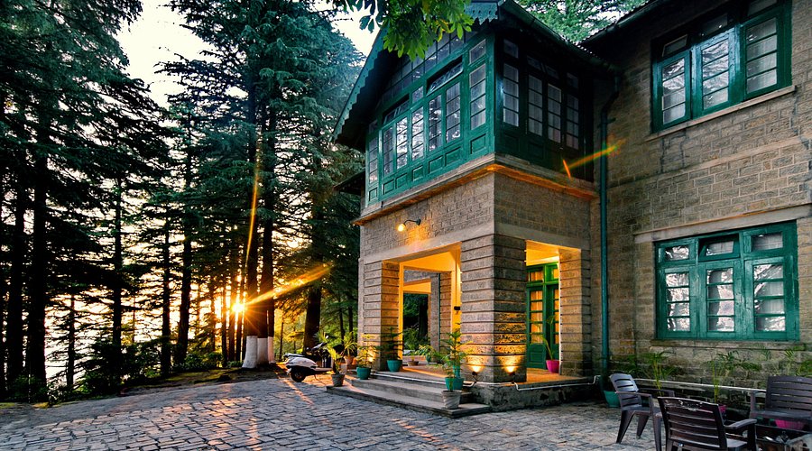 Himalayan mountain scenery for Himachal tour